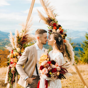 mariés et décoration de fleurs champêtres
