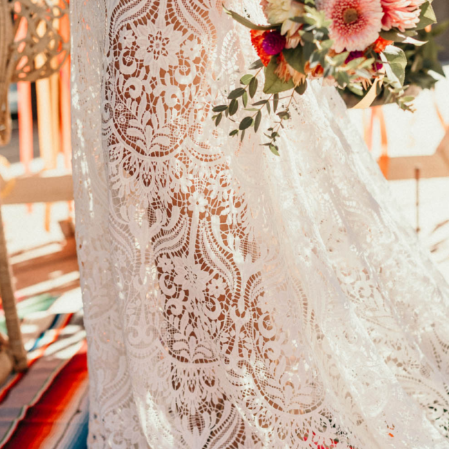 Robe de mariée en dentelle et bouquet